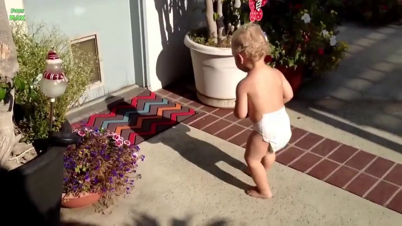 Les enfants découvrent pour la première fois leur ombre