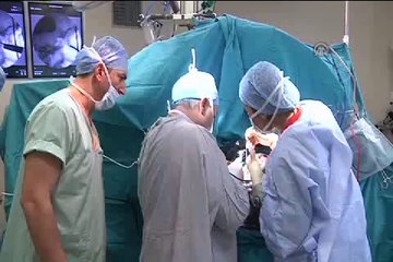 Konuşa konuşa beyin ameliyatı oldu