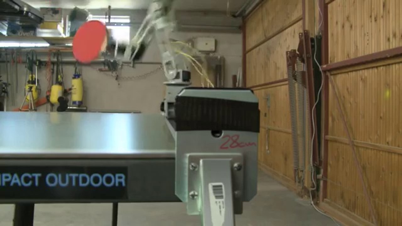 Tafel tennis met robot.