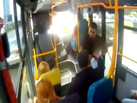 Dolmuşta Dilenci Şakası Komik Video İzle
