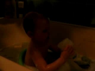 Lucile et la mousse du bain