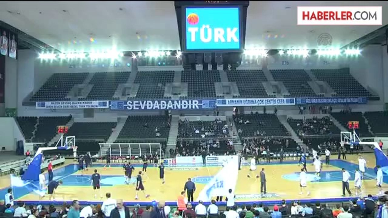 Türk Telekom - Aykon TED Ankara Kolejliler oyuncuları AA'nın 94'üncü yaşını kutlayan pankart açtı -