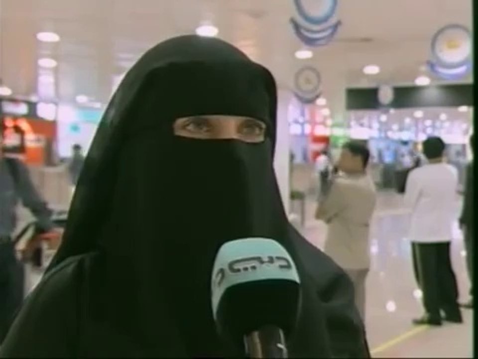 لقاء أم بإبنتها وإبنها بعد فراق دام أكثر من 22...