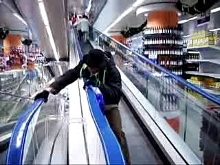 leo prend l escalator