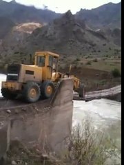 17 Tonluk Greyder ile Asma Köprüden Geçmek - Artvin