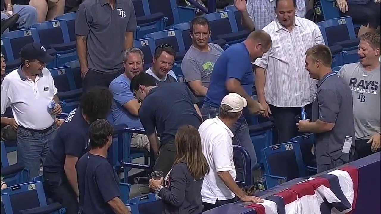 Des Fans de Baseball jouent à Pierre Feuille Sciseaux pour une batte