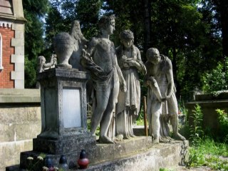 "Фигура ангела чугунная..."