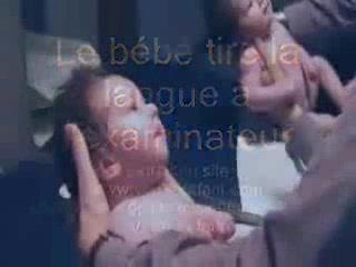 bébé imite et tire la langue