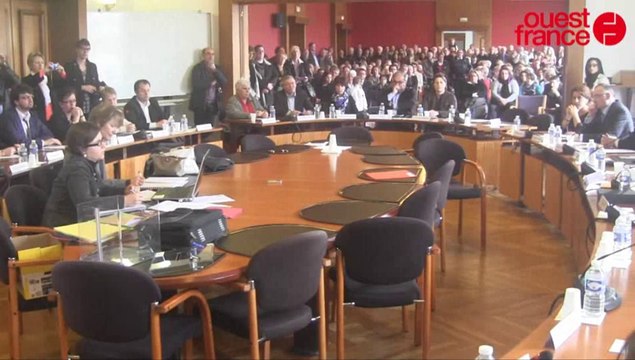 Saint-Lô : élection des adjoints au maire avec l'aide de la petite Joséphine