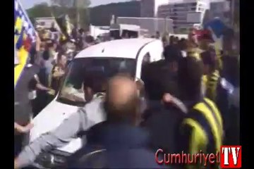 GS'li taraftara FB'li taraftarlardan linç girişimi