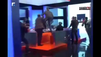 Canlı yayında annesine tekme attı