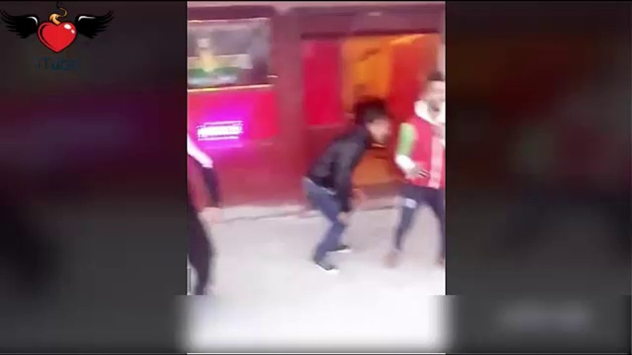 Incredibili ragazzi rumeni fanno impazzire un'anziana signora