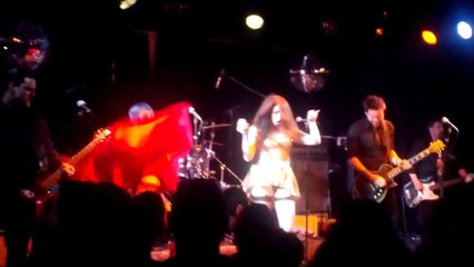 Opium du peuple fais moi mal et poupée de cire