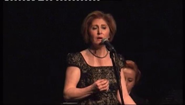 Hülya Atacan-Ellere uzaktan bak bana yakın gel