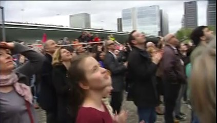A 25 mètres au-dessus des eaux, un funambule traverse la Seine à Paris