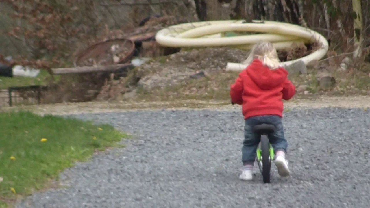 Maëlle 2 ans 1/2 et sa draisienne : Premières sensations.