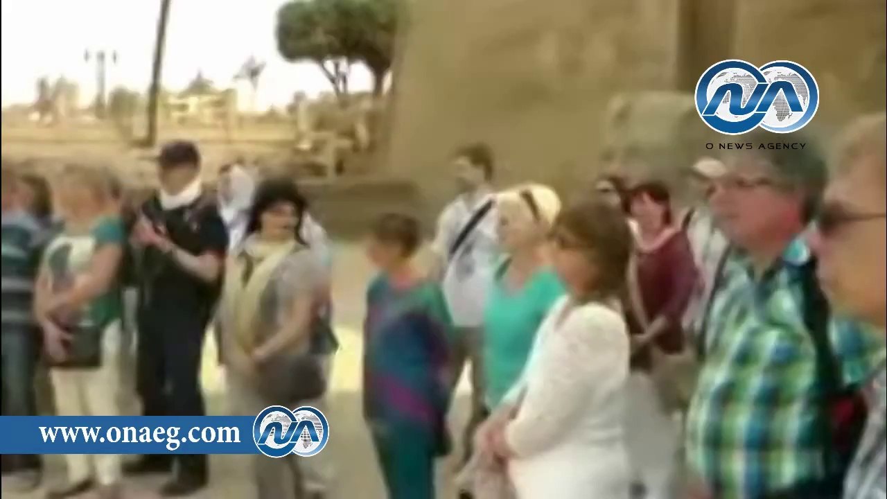 شاهد .. محافظ الأقصر يستقبل اول فوج سياحي بعد ع...