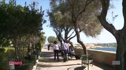 7JSP-TV5M-14 26 Passeports à prix fort à Malte