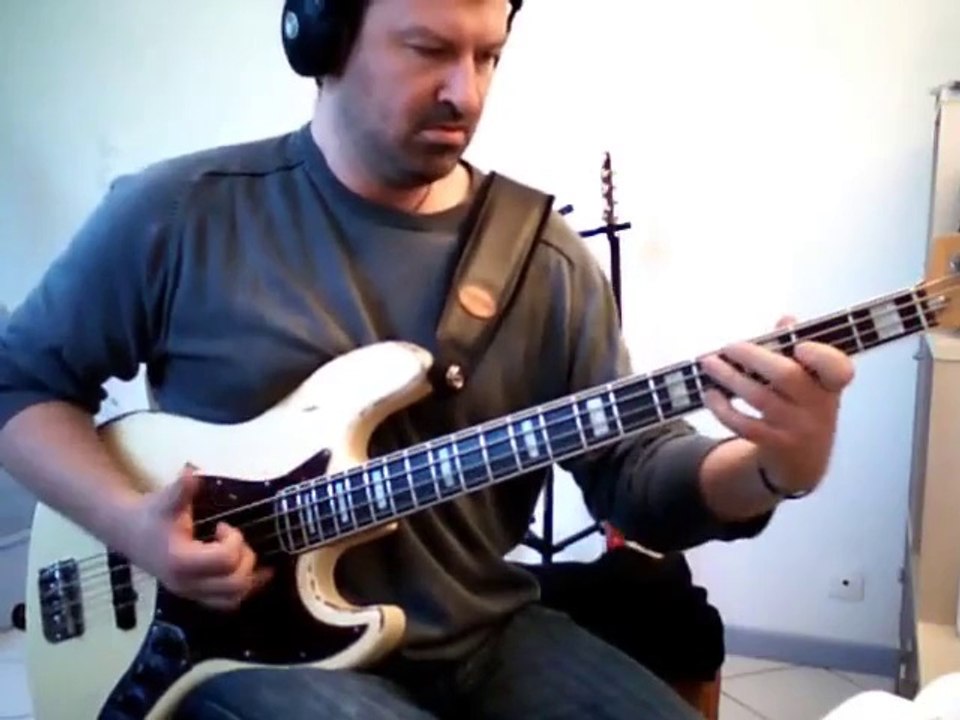 Marcus Miller -Scoop theme (bass)