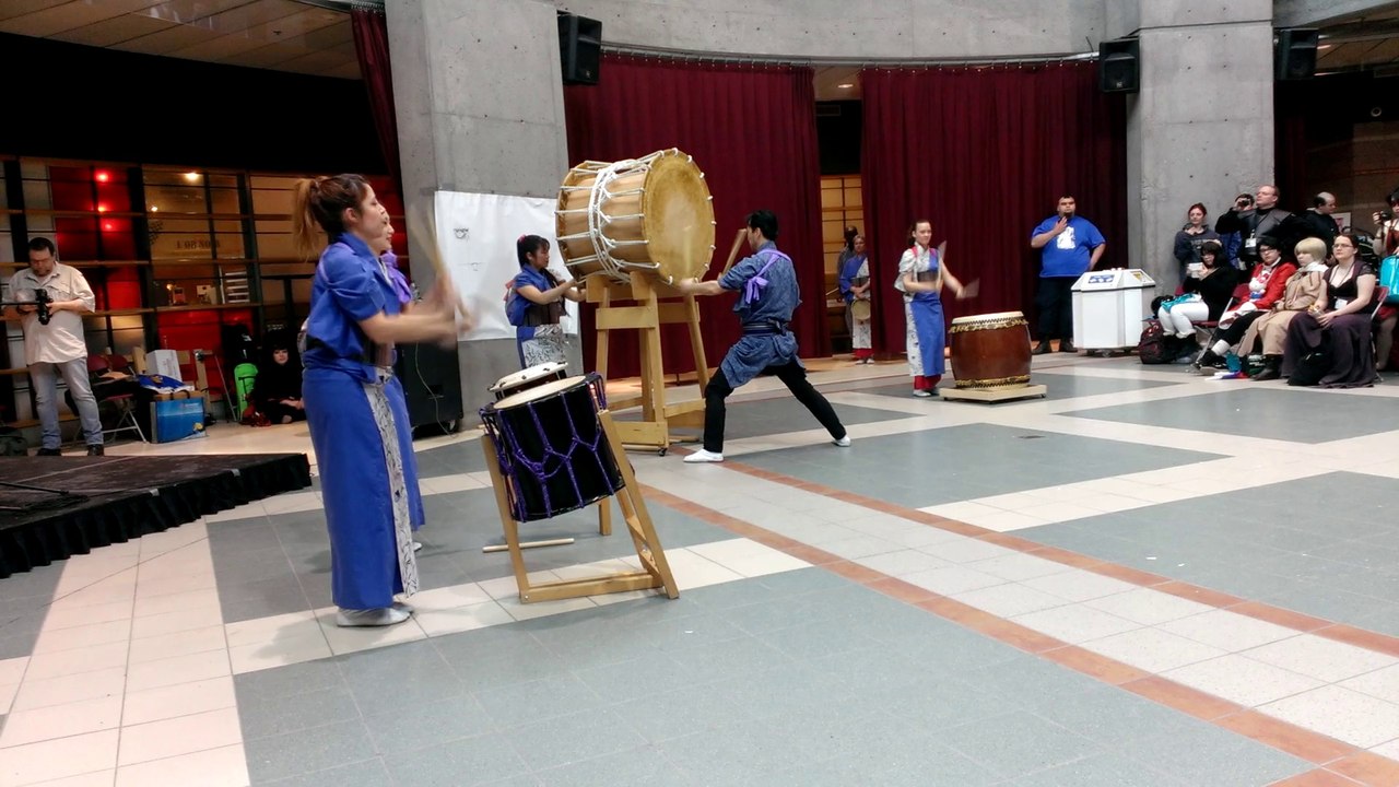Démonstration de tambours traditionnels japonais