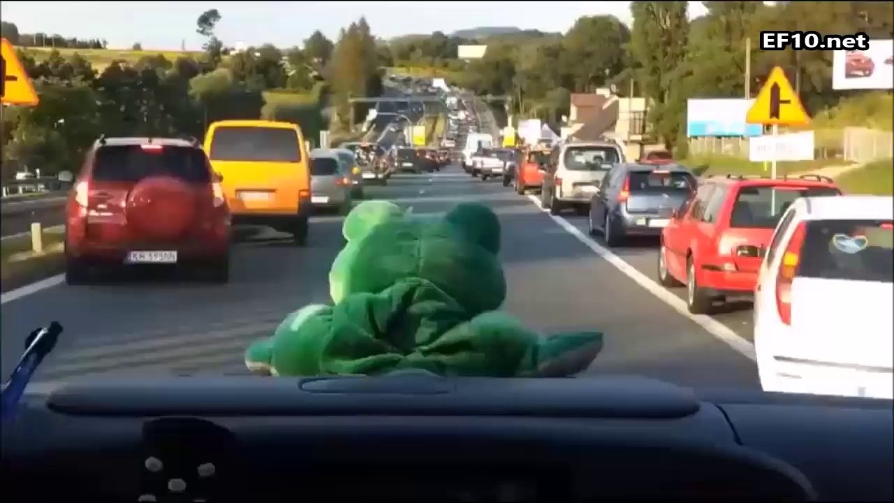 Polonya'da Ambulansa Nasıl Yol Veriliyor İzliyoruz..