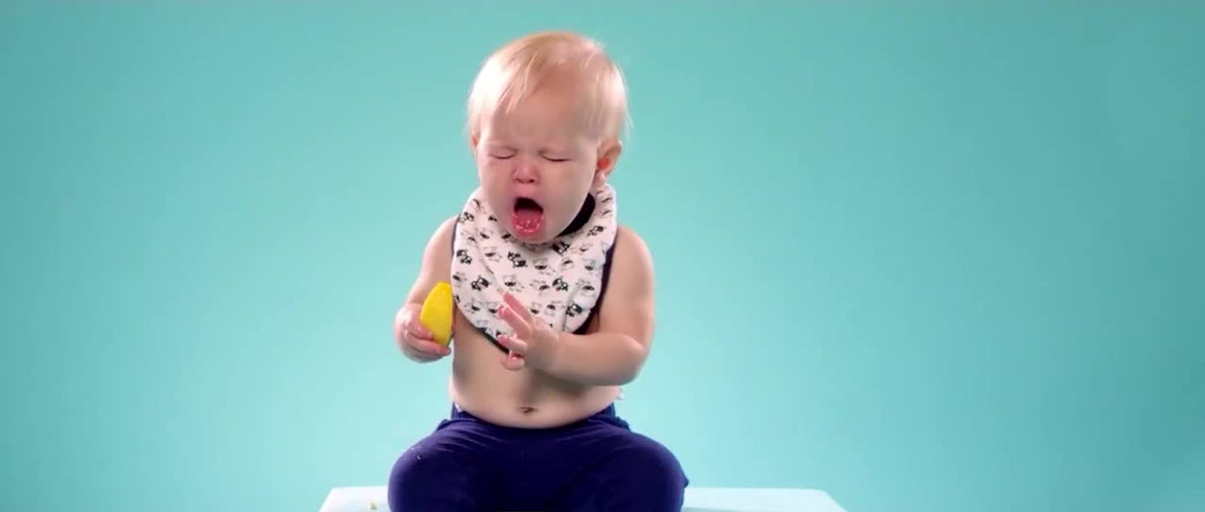 Des bébés goûtent du citron pour la première fois