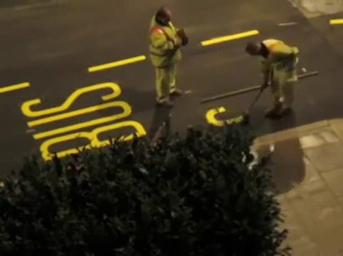 Le picasso de la route... Il peint à main levée!