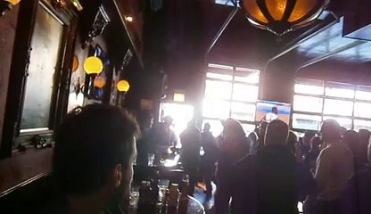 Quand la mascotte s'énerve... Baston de mascotte dans un bar !!