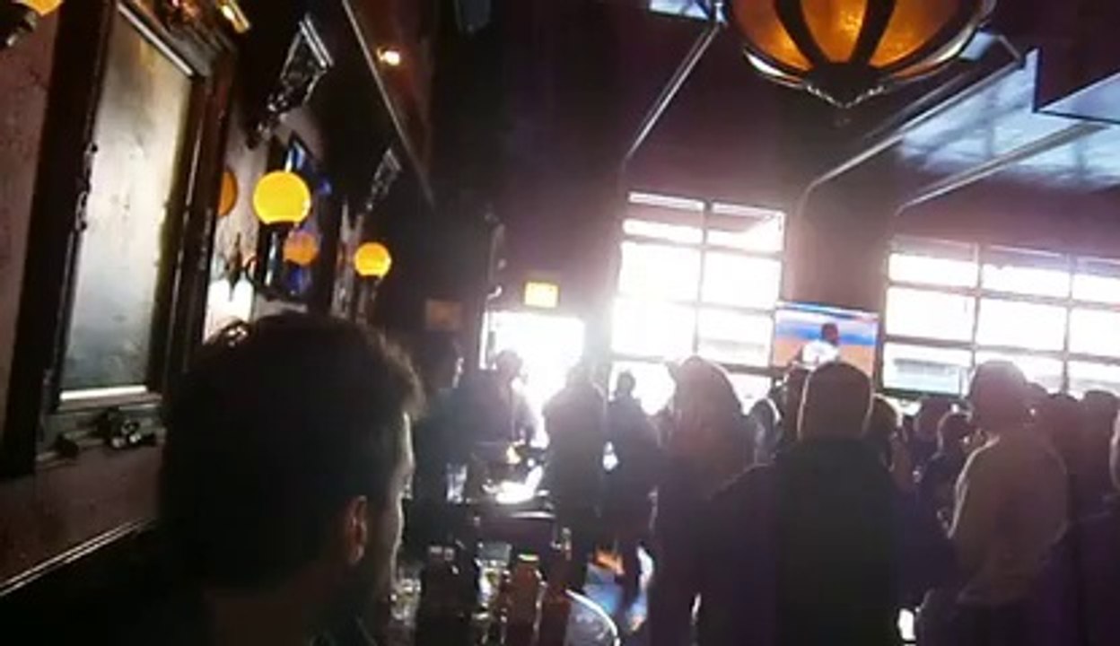 Quand la mascotte s'énerve... Baston de mascotte dans un bar !!