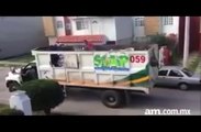 Camion poubelle sans chauffeur : Éboueurs mexicains FOU!