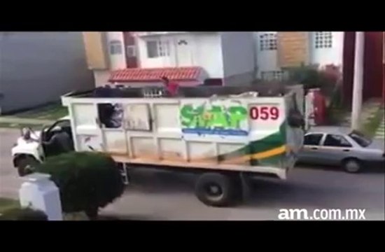 Camion poubelle sans chauffeur : Éboueurs mexicains FOU!