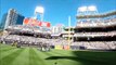 Une équipe de parachutistes de la NAVY atterrissent dans un stade de Baseball!