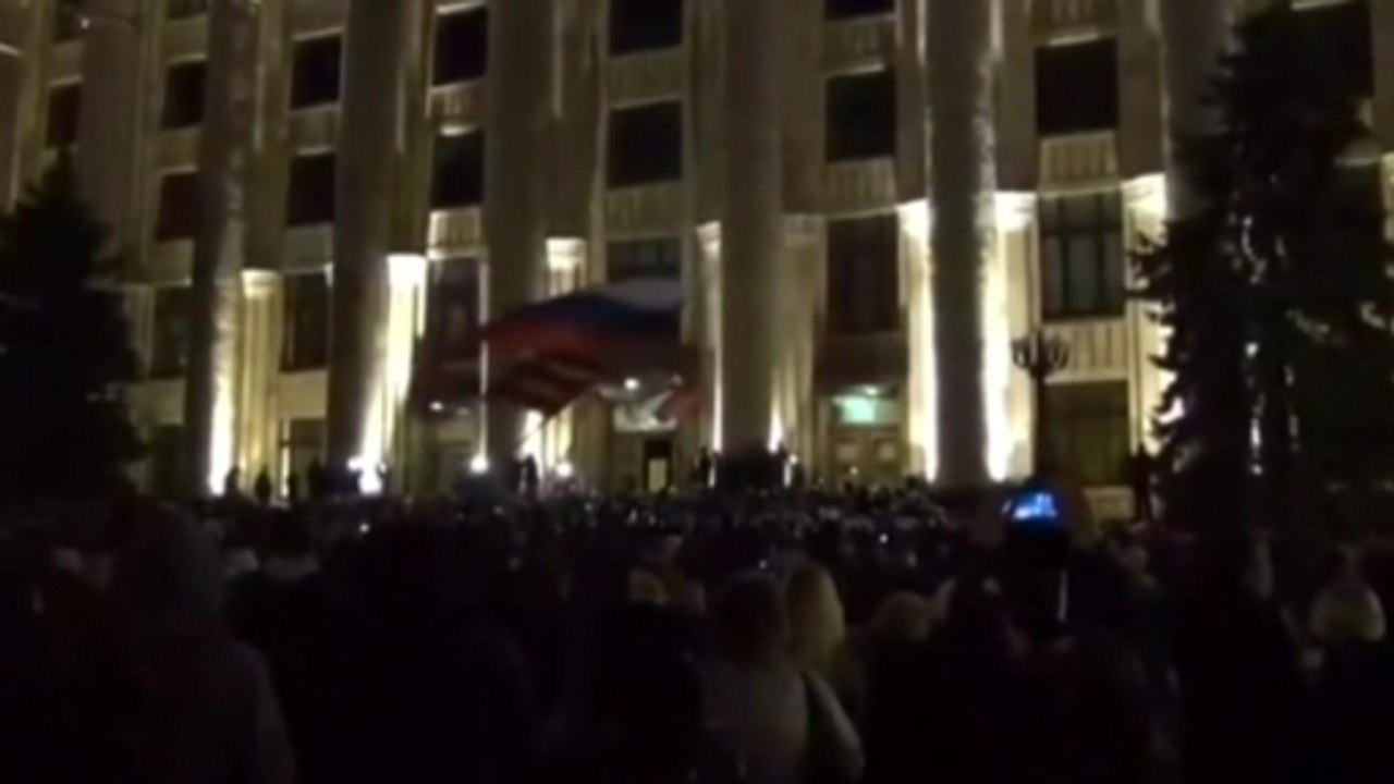 Protesters demand referendum in eastern Ukrainian cities