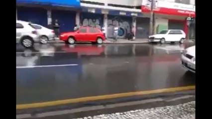 Çekilin yoldan kadın park etmeye çalışıyor