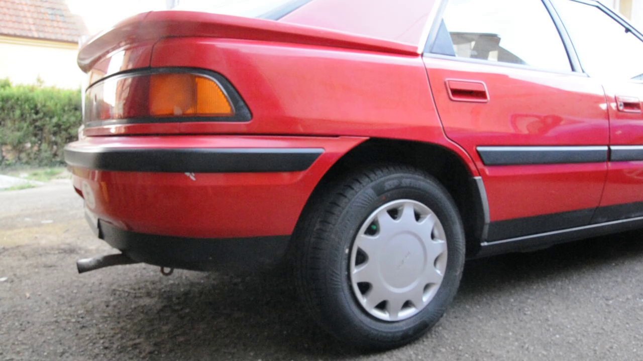 Mazda 323F BG un "petit" trou dans le silencieux intermédiaire