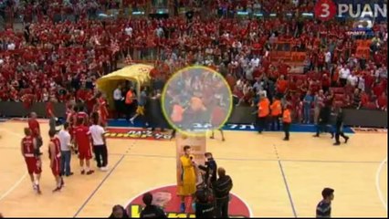 Dev basketçi Sofoklis Schortsanitis tribündeki taraftara saldırdı