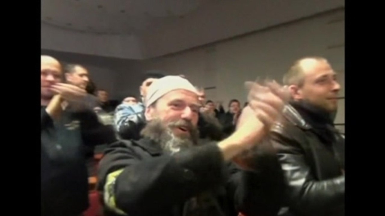 Pro-Moscow protesters seize arms, declare republic