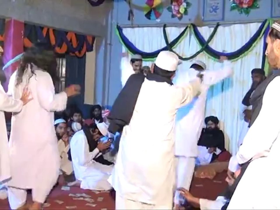 Ve Sab Ton Sohniya Hay Ve Man Mohnya     Lo kar lo Gul      kithay nisho tey Rangeela aur kithay ......