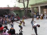 LA SALSA DANSÉE PAR DES COUPLES DE JEUNES ENFANTS.