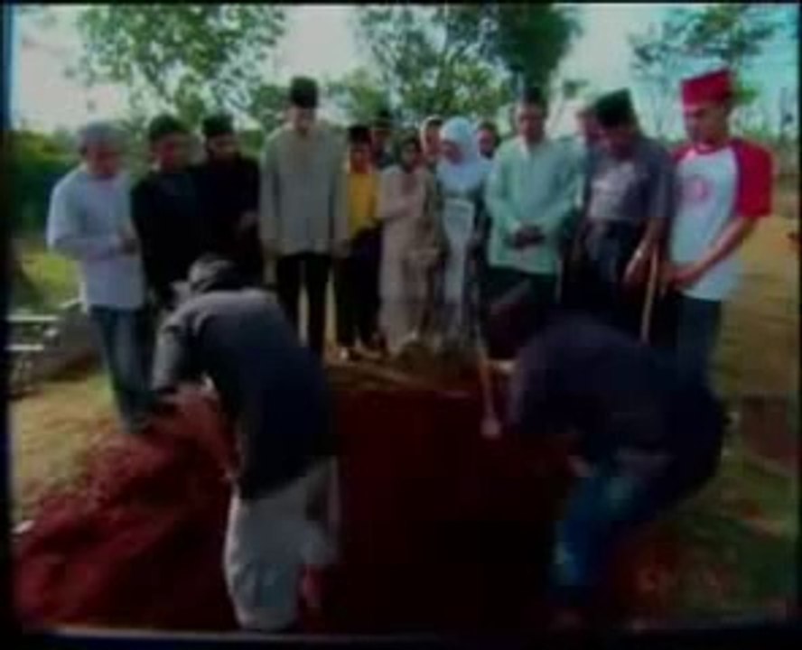 Girl Kicked The Quran (Allah azab) phr kia hwa us k sath zror dekhia ga