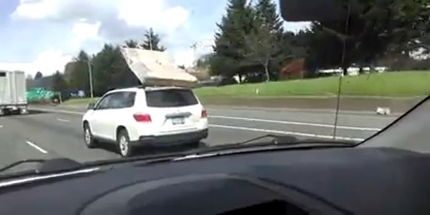 Un Matelas cerf-volant, sur le toit d'une voiture!