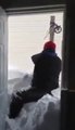 Surprise au réveil : des canadiens bloqués par un mur de neige devant la porte!