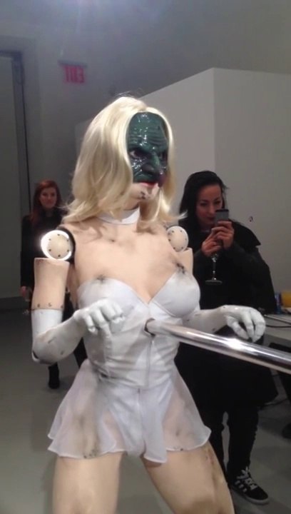 Un robot féminin juste flippant... Et une danse qui fait froid dans le dos!