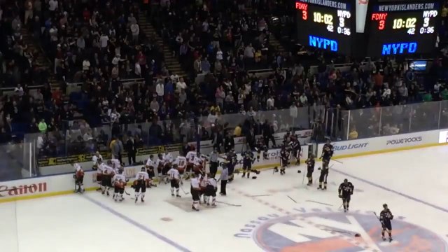 Baston entre flics et pompiers en match de hockey pour une bonne cause..