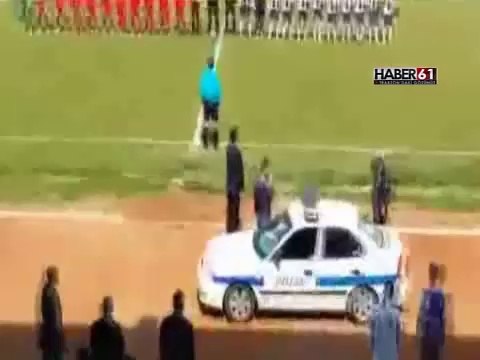 Polis aracından İstiklal Marşı ve kadrolar okundu