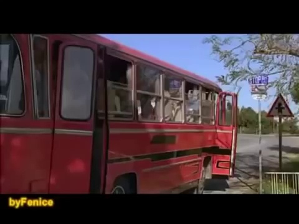 Otobüste Kadın kendini zorla taciz ettiriyor