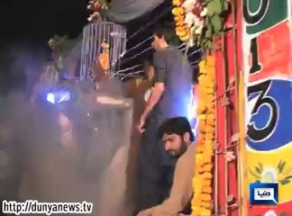 Dunya News-Friends dance, sing on a mehndi trailer decorated with lights, flower
