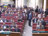 Ukrayna parlamentosunda yumruklar konuştu