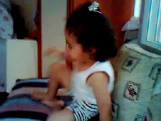 domates yiyen küçük kız