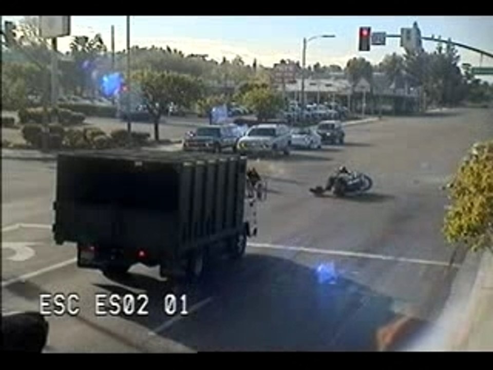 Crash moto feu rouge